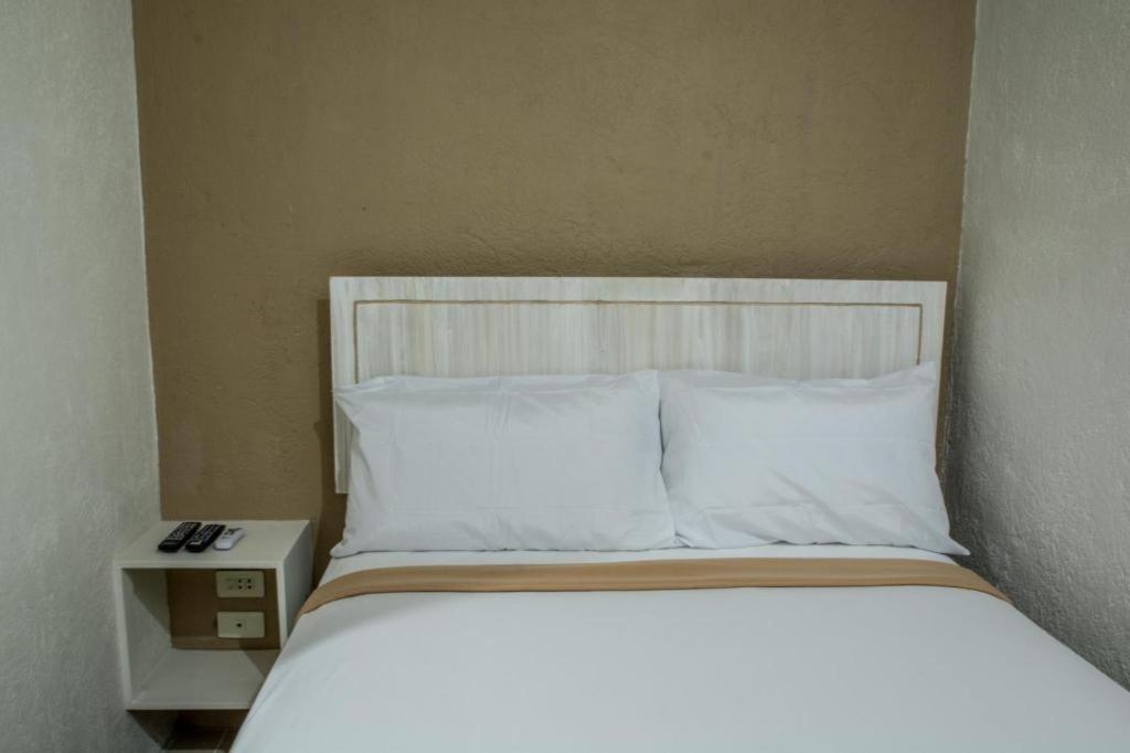 Hotel Avenija Olongapo City Exteriör bild